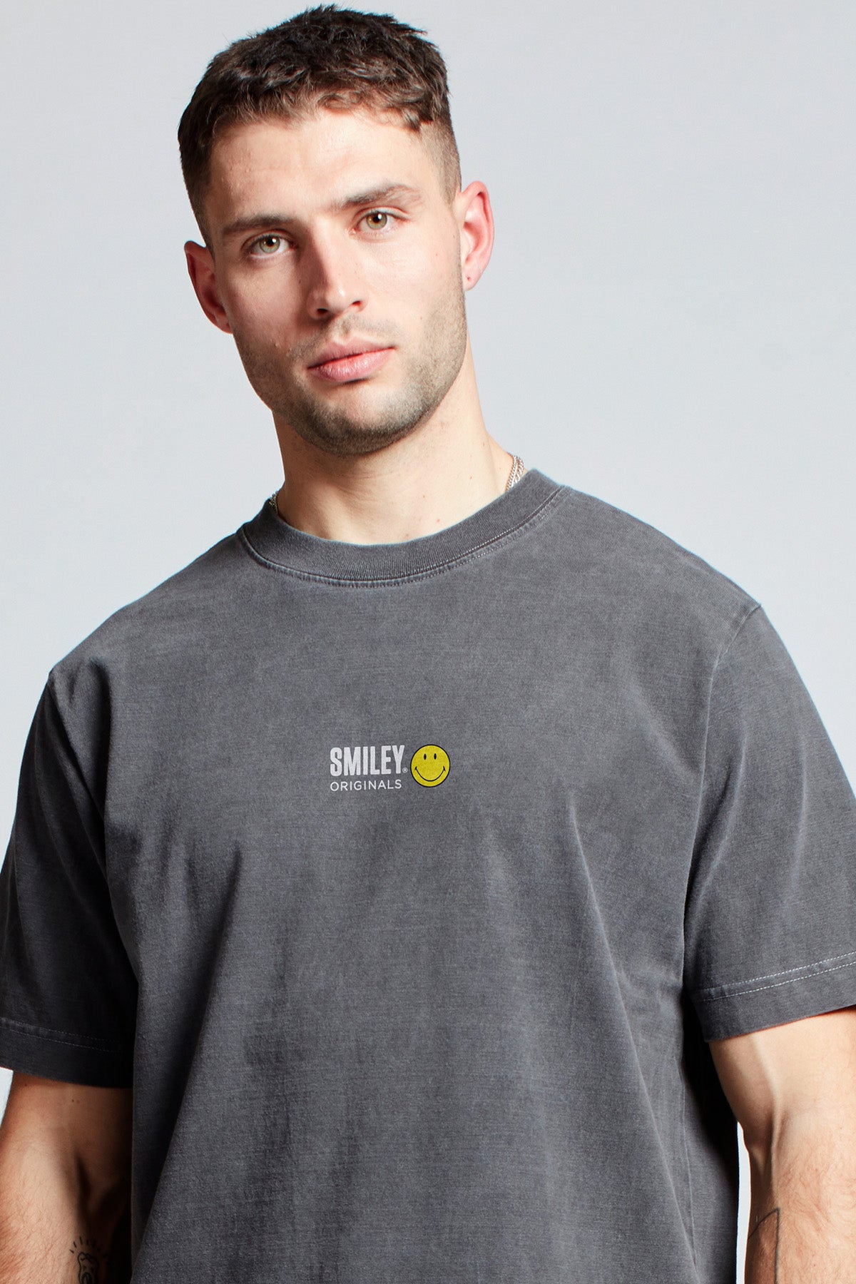 Smiley Originals® Special Delivery T-shirt in Washed Grey